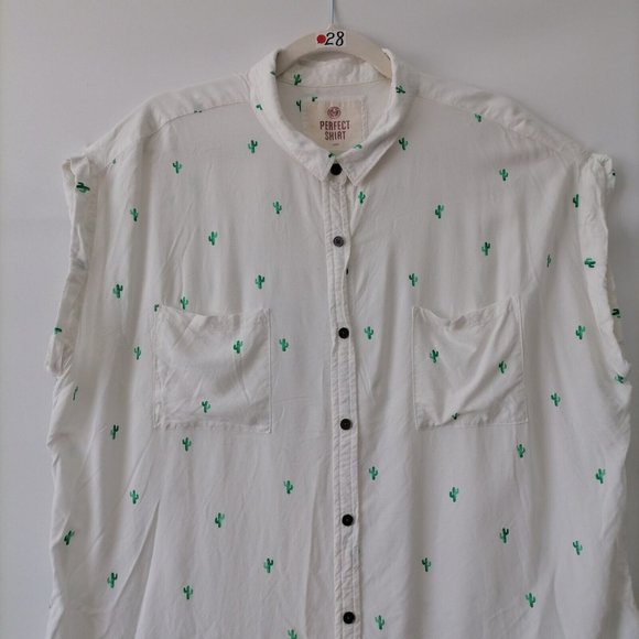 SO Womens White Green Cactus Small Print Relaxed Perfect Shirt Top Size XL - Picture 2 of 7